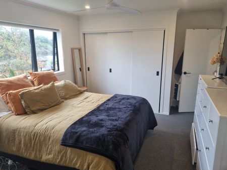 Enjoy easy living in the heart of Hamilton in this brand new, two level, three bedroom home located 2 minutes from Porritt Stadium. - Photo 2