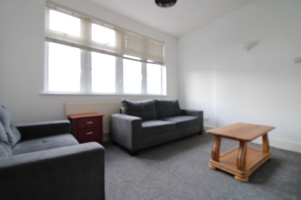 3 Bed Flat, Blakenham Road, SW17 - Photo 1