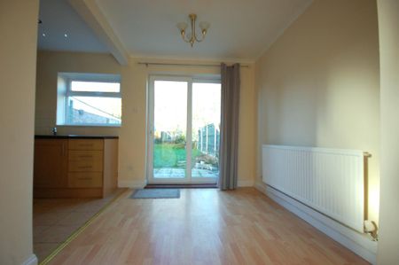 2 bedroom end of terrace house to rent - Photo 3