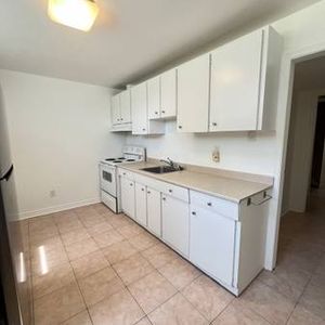 Large 1bdrm/1 den - Photo 2