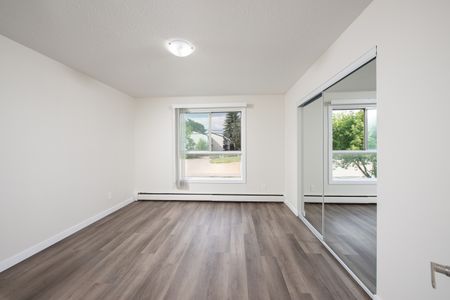 Ella Manor - Photo 3