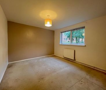 Yeovil Close, Farnborough, Hampshire, GU14 - Photo 3