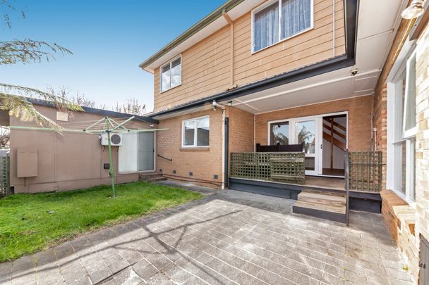 Huge Six bedroom House! - Photo 1