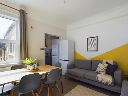 1 bedroom in a house share to rent - Photo 5