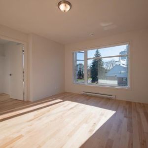 Superbe Maison de Ville à Louer à La Prairie-sur-le-Parc — Riche en Améliorations Haut de Gamme & Valeur Exceptionnelle — Prête à Emménager ! - Photo 2