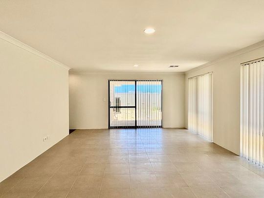 Attractive 4x2 home in whisper quiet location! - Photo 1