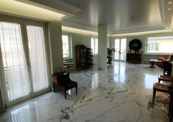 Aventino-S.Saba: Brand new 3 Bedroom, 3 bath, spacious triple living-dining room, modern kitchen, large balconies. Air conditioning, alarm, lots of natural light, located on quiet tree lined street walking distance to all services, metro, FAO. Ref 2057