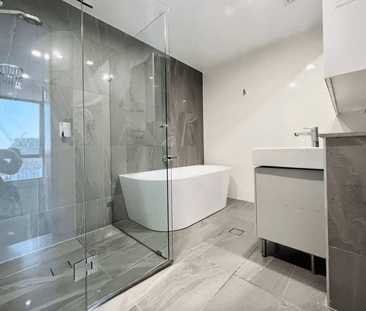 Spacious High-Floor Apartment with Separate Study and Stunning District Views - Photo 2
