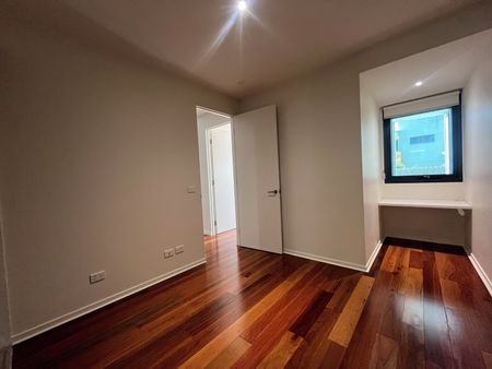 MODERN TWO BEDROOM, TWO BATHROOM APARTMENT - Photo 2