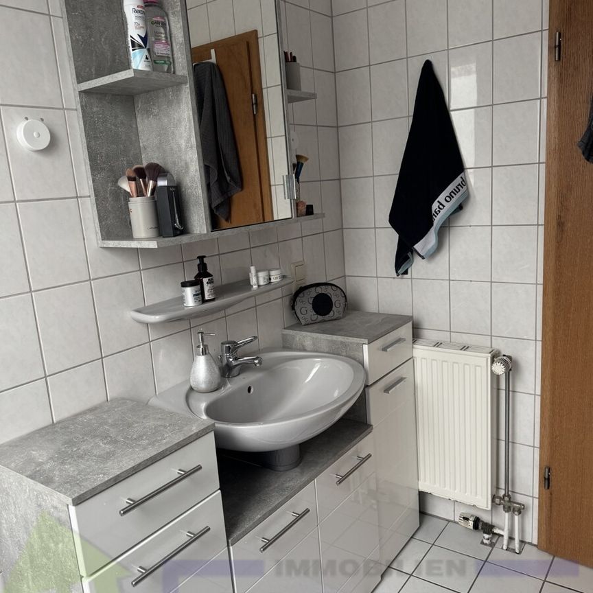 Gemütliche 2-Zimmer-Oberwohnung mit ausgebauten Spitzboden in Moormerland-Veenhusen! - Photo 1