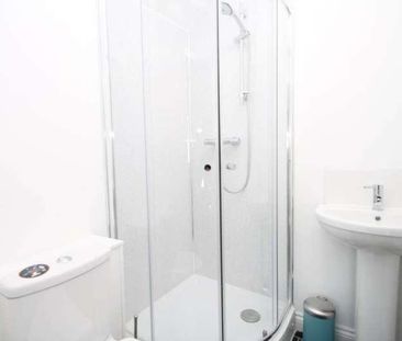 High Street, Rushden, NN10 - Photo 3