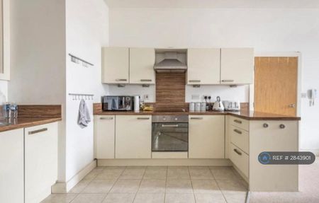 1 bedroom in a flat share to rent - Photo 5