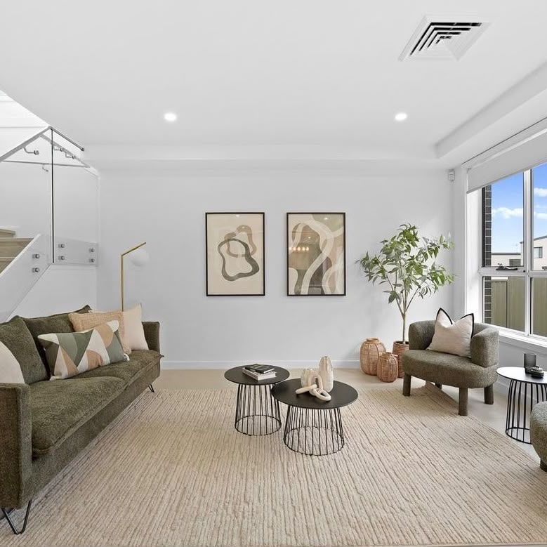 Spacious 5-Bedroom Family Home with Modern Comforts - Photo 1