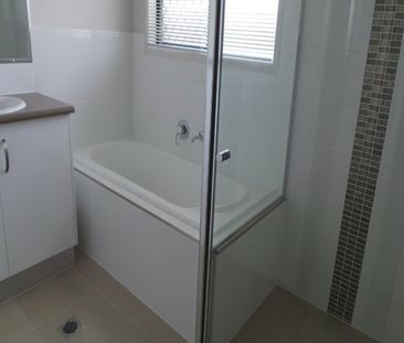 16 Mckinlay Pl, Westdale, Tamworth - Photo 2