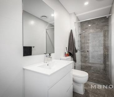 Spacious Two Bedroom Apartment with Stunning View in Prime Location - Photo 5