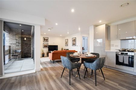 A beautiful 2 bedroom apartment for rent in Cambridge at this stylish development situated within a mile of the City Centre. Phone entry system. Undercroft parking. Furnished. - Photo 3