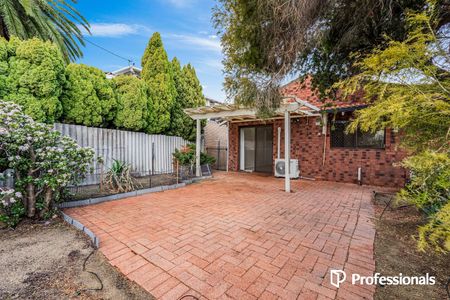 Well-Presented 3 Bedroom Home in a Prime Karrinyup Location - Photo 3