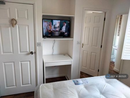 5 bedroom semi-detached house to rent - Photo 4