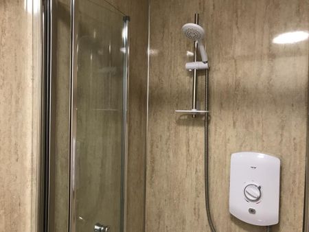 3 bedroom flat to rent - Photo 4