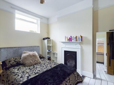 Shepperton Road, Staines-upon-Thames, Surrey,TW18 - Photo 2
