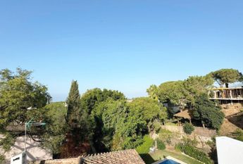 LARGE DETACHED VILLA WITH PRIVATE POOL AND GARDEN