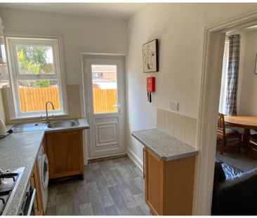 4 bedroom semi-detached house to rent - Photo 4