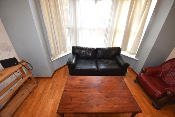 2 bedroom Flat in Flat A, Leeds - Photo 1