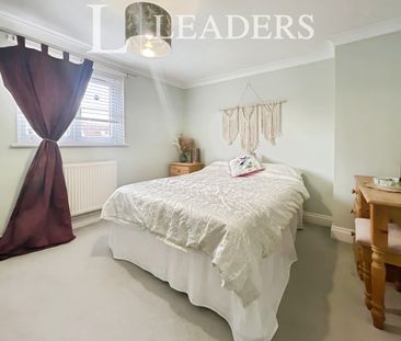 3 bedroom detached to rent Canterbury Grange, Bocking, CM7 - Photo 1