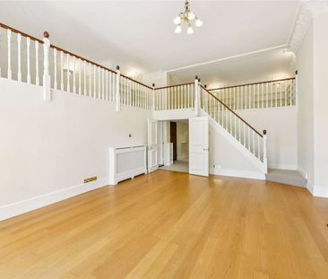Newly redecorated generously proportioned three bedroom apartment with two balconies. - Photo 3