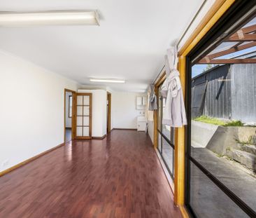 Charming 3-Bedroom House in Austin Ferry - Photo 3