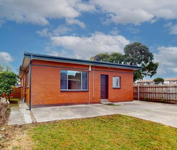 Spacious home, flexible floorplan & close to local schools - Photo 2