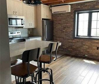 MUST SEE BRICK AND WOOD BEAM 1 BED 2ND FLOOR - Photo 4