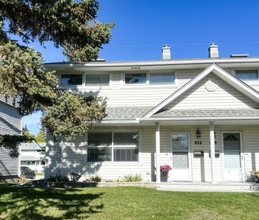 Spacious 3 Bed Plus Den Townhouse With Finished Basement In Winston Heights - Photo 6