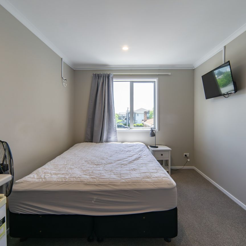 Convenient All inclusive 1-Bedroom with Ensuite - Walking Distance to Waikato Hospital - Photo 1