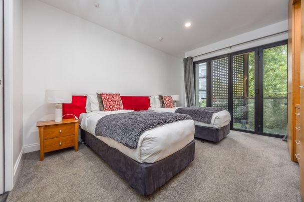 Harbour Vibes & City Lights - Photo 1