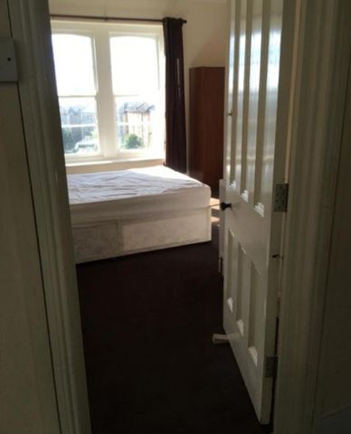 1 bedroom in a house share to rent - Photo 2