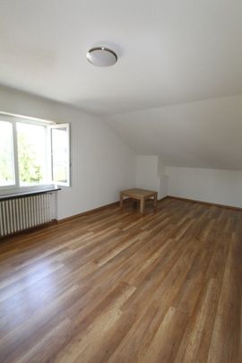 Per sofort zu vermieten: 3.5 Zi-Dachwohnung mit eigener Waschmaschine und Tumbler, Friedhofstrasse 15 in 2540 Grenchen - Photo 1