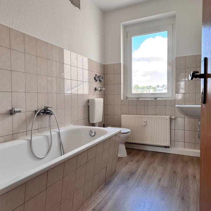 *** Renovierte 2-Raumwohnung im Zentrum | Einbauküche | Dachgeschoss *** - Foto 1