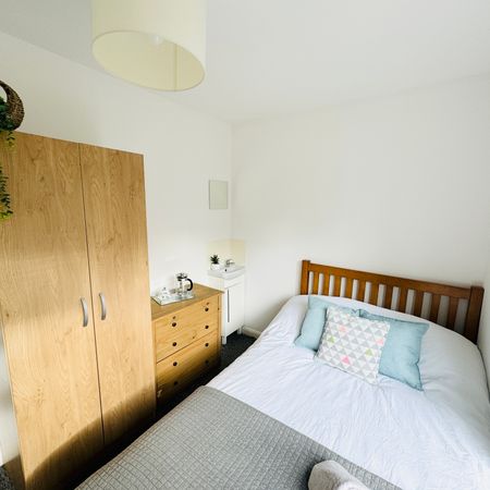 A Comforting 6 Double Bedrooms for Rent in Brighton - Photo 4