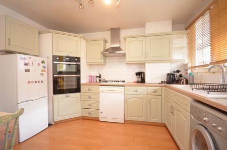 3 bedroom flat to rent - Photo 5