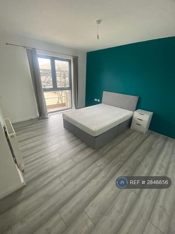 4 bedroom semi-detached house to rent - Photo 2