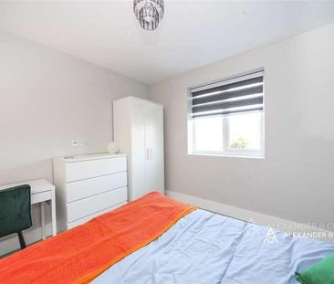 Benning Avenue, Dunstable, Bedfordshire, LU6 - Photo 1