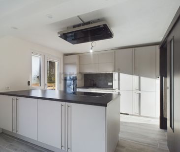 Completely renovated 5.5-room terraced single-family house in Biche... - Photo 1