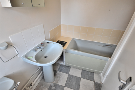 1 bedroom in a house share to rent - Photo 3