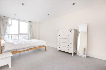 2 bedroom flat in 14 St Georges Wharf - Photo 2