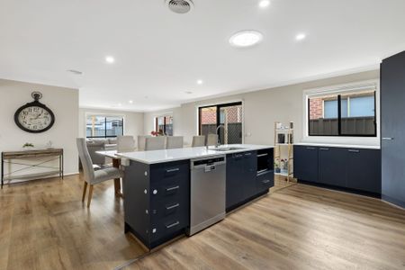 Contemporary Elegance Meets Family Comfort! - Photo 2