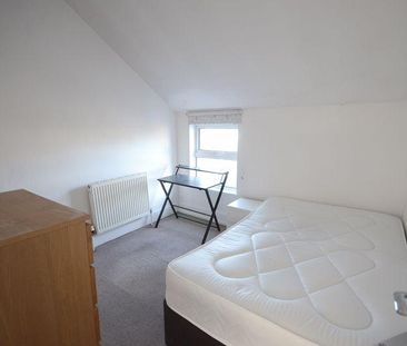 1 bedroom in a flat share to rent - Photo 4
