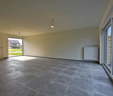 Ruime energiezuinige nieuwbouwwoning (2024) met inpandige garage op 193m² gelegen te Houthulst. - Photo 2