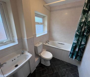 3 bedroom flat to rent - Photo 2