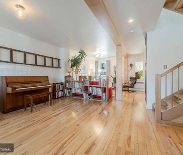 Furnished two-story house for rent in Villeray - abundant natural l... - Photo 2